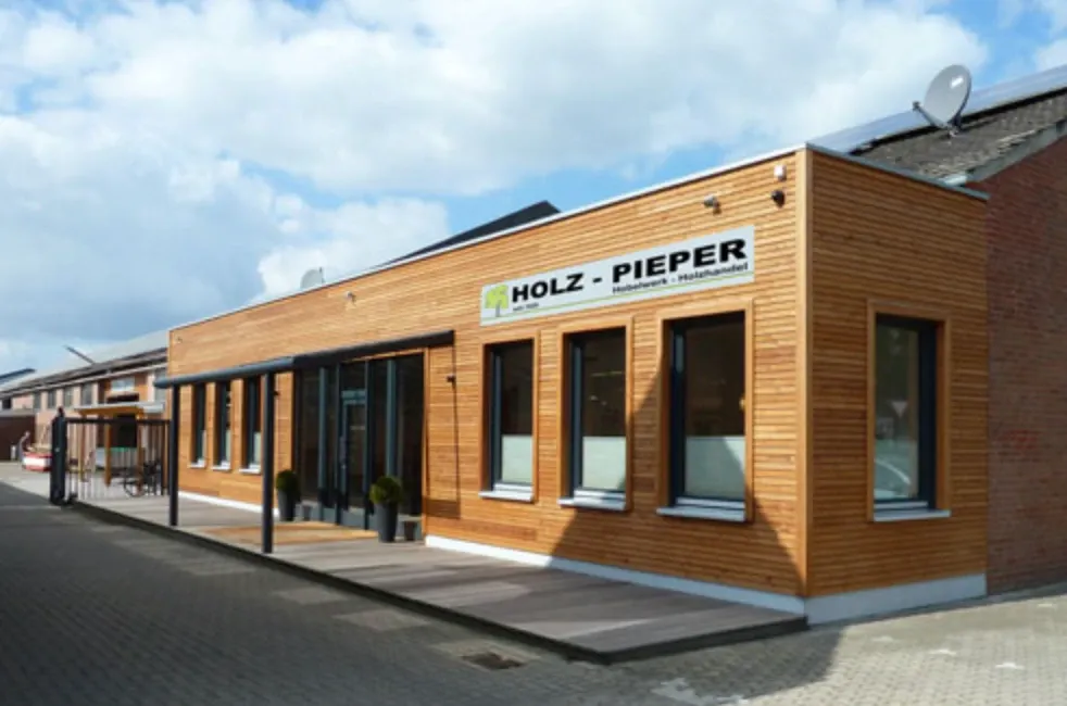 Ausstellungsgebäude von Holz-Pieper mit Holzfassade und Schriftzug an der Horst in Ringenberg
