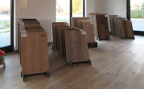 Massivholzdielen in verschiedenen Oberflächen in der Ausstellung von Holz-Pieper