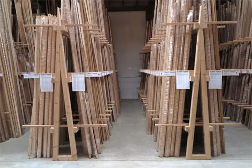 Leistenlager von Holz-Pieper: lange Ständer voller Profilleisten