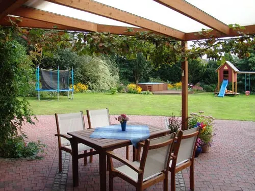 Terrassenüberdachung aus Holz über einer Gartenterrasse